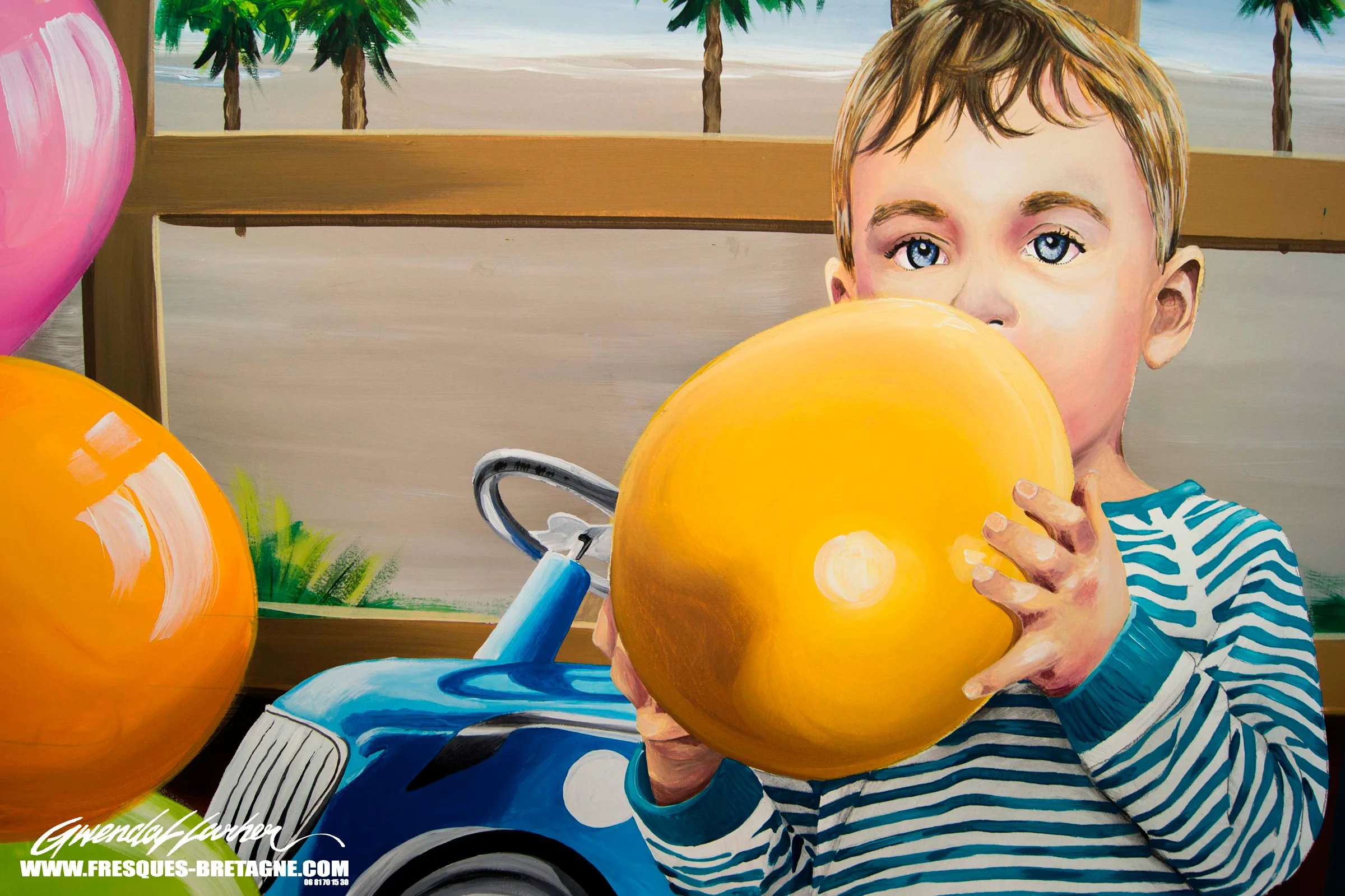 Détail d'un garçon en marinière soufflant dans un ballon jaune, trompe-l'œil du faux magasin de jouets à Guerlesquin